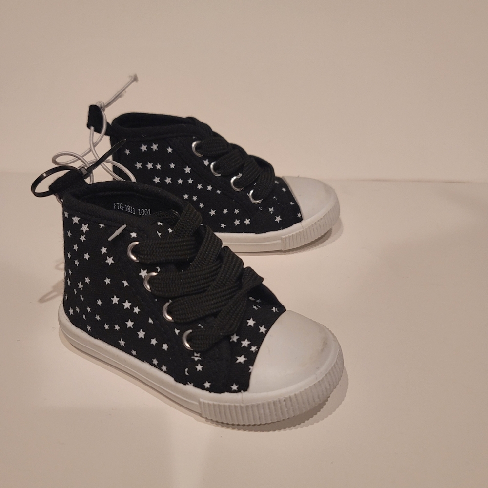 Kids Black Star Sneakers, US 4/5
